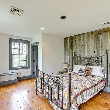 Spacious And Historic Cabin In New Haven With Pond!